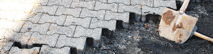 Bauarbeiter mit Helm